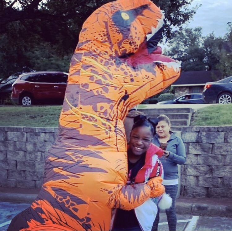 JennButtars's tweet image. A.M. drop off was a roaring good time! Why the dancing Dino? Because #OneSmile #OneMinute can make a difference in a child’s day! #KidsDeserveIt #WeLeadTX #PrincipalsInAction #ElemAPNetwork  youtu.be/gXUBac5SMsU
