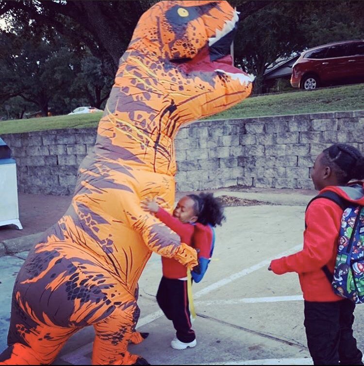 JennButtars's tweet image. A.M. drop off was a roaring good time! Why the dancing Dino? Because #OneSmile #OneMinute can make a difference in a child’s day! #KidsDeserveIt #WeLeadTX #PrincipalsInAction #ElemAPNetwork  youtu.be/gXUBac5SMsU