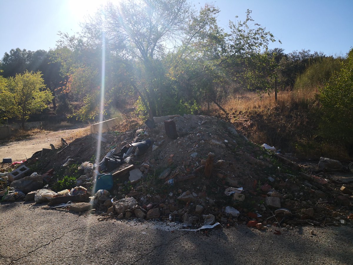 GalapagarPor's tweet photo. Ayer pudimos comprobar que algunas cosas no cambian gobierne quién gobierne, como la suciedad de la vía de servicio de la M505 a la altura de Molino de la Hoz #Galapagar , donde el incivismo campa a sus anchas #RetoGalapagarLimpio https://t.co/JXkVkqfJ0o