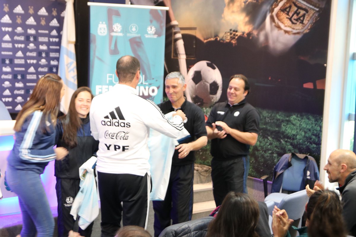 #DesarrolloAFA Con la entrega de diplomas a los asistentes, se cerraron tres jornadas de capacitación dictadas por instructores de <a href="/CONMEBOL/">CONMEBOL.com</a> a entrenadores del fútbol femenino.