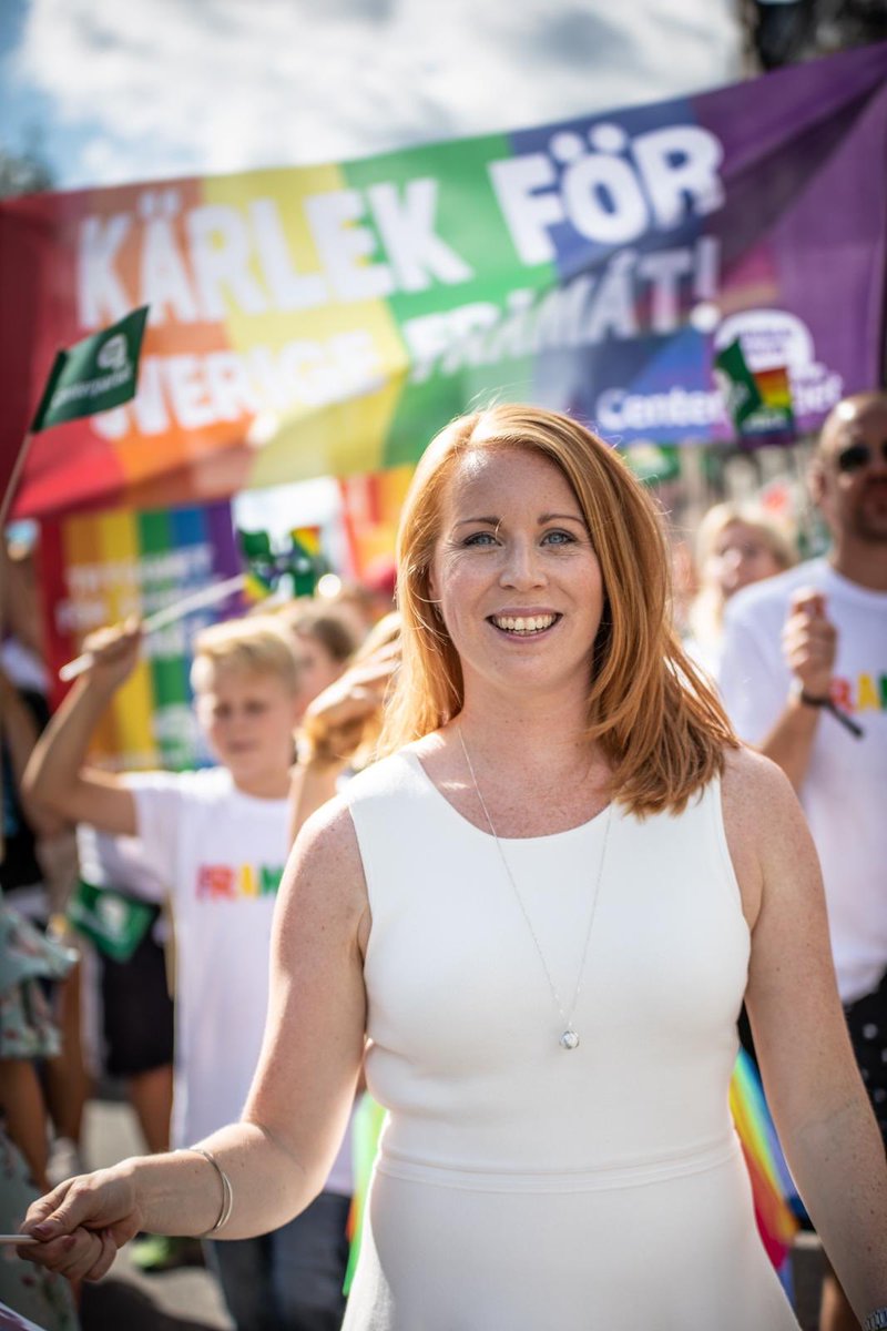 annieloof's tweet photo. Idag är det 40 år sedan det historiska beslutet att homosexualitet slutade vara en sjukdom. Vi har kommit långt men är inte framme. En sak är i alla fall säker: Lösningen på världsproblemen är inte mindre kärlek. ❤️🧡💛💚💙💜 https://t.co/sbSwofnTwY