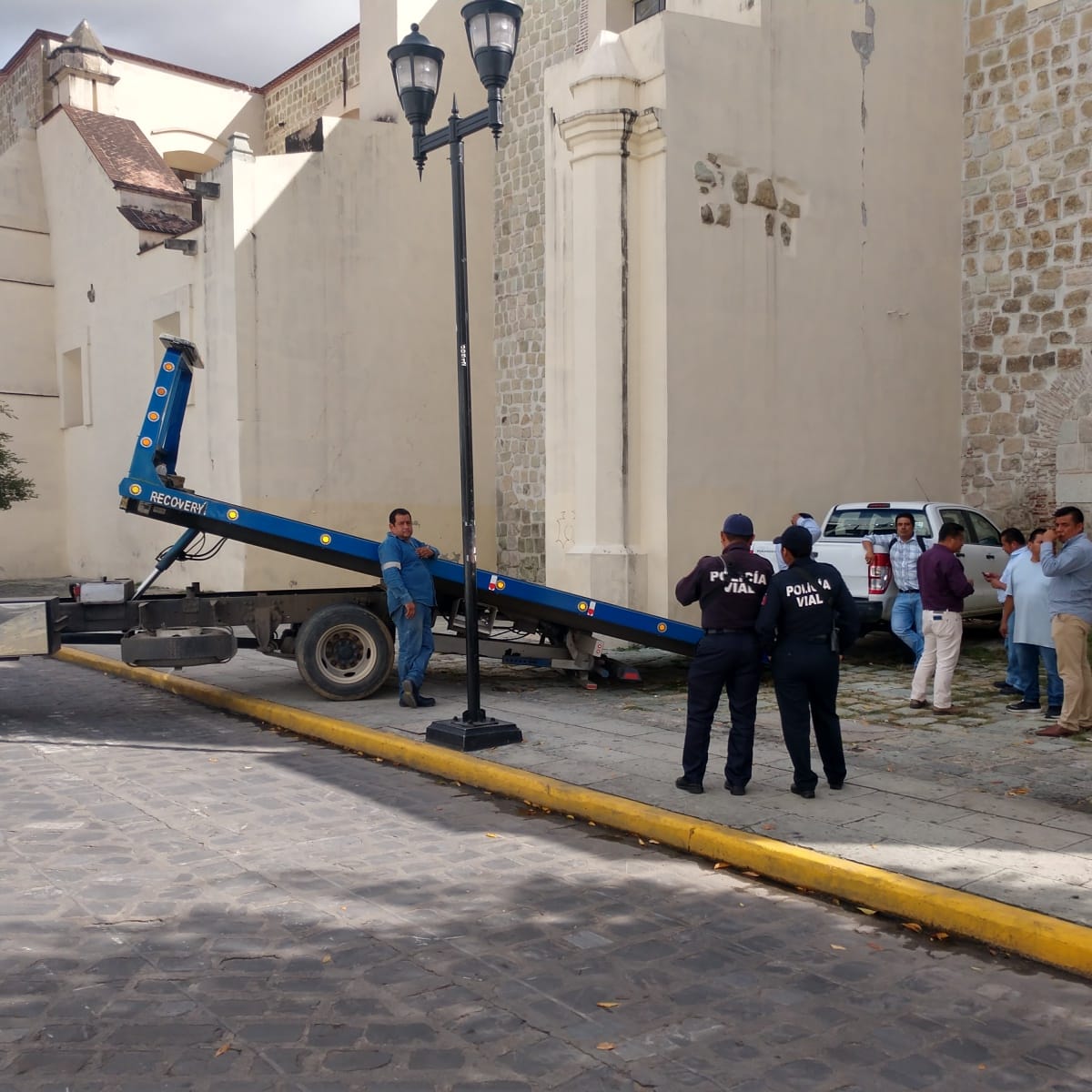 AgenciaSpiaboc's tweet image. Profesores de @SECCIONXXII ejerciendo su poder dejan su camioneta sobre banqueta, exactamente en la iglesia de San Agustín ahora impiden qué personal de @MunicipioSeguro #Pvml aplique el reglamento de tránsito y vialidad.