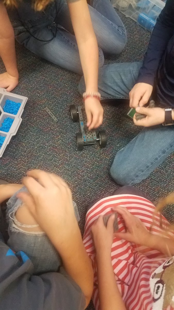 ms_cronbaugh's tweet image. We love our Vex kits! We're learning about simple machines. Their challenge is to build a model that can carry a load with a wheel &amp;amp; axle. I think I'm gonna have to find ways to incorporate the kits into more units! #thirdgradescience #PLTW