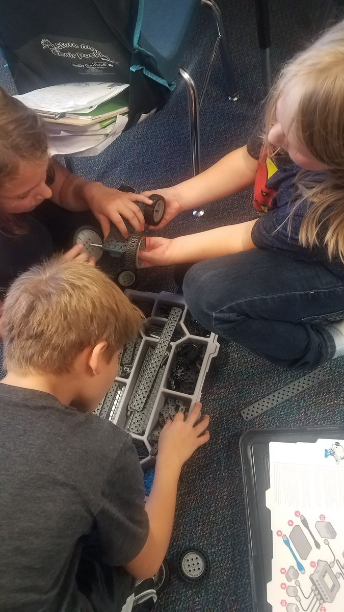ms_cronbaugh's tweet image. We love our Vex kits! We're learning about simple machines. Their challenge is to build a model that can carry a load with a wheel &amp;amp; axle. I think I'm gonna have to find ways to incorporate the kits into more units! #thirdgradescience #PLTW