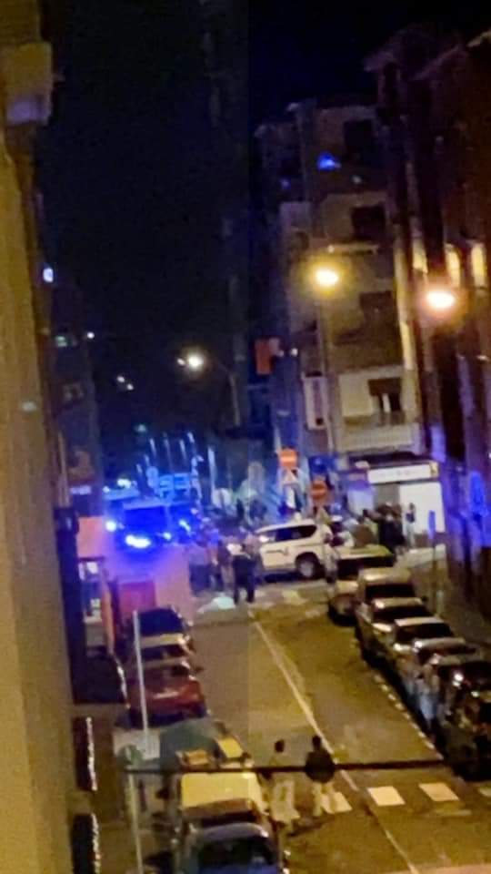 junesanchezjb's tweet photo. La casa ocupada en Abatxolo ha sido desalojada. La gente y la policía ya se encuentran en la tercera casa ocupada en la calle zubeldia como se puede ver en la foto. Tarde-noche histórica en Portugalete. https://t.co/qwD4E6Yope