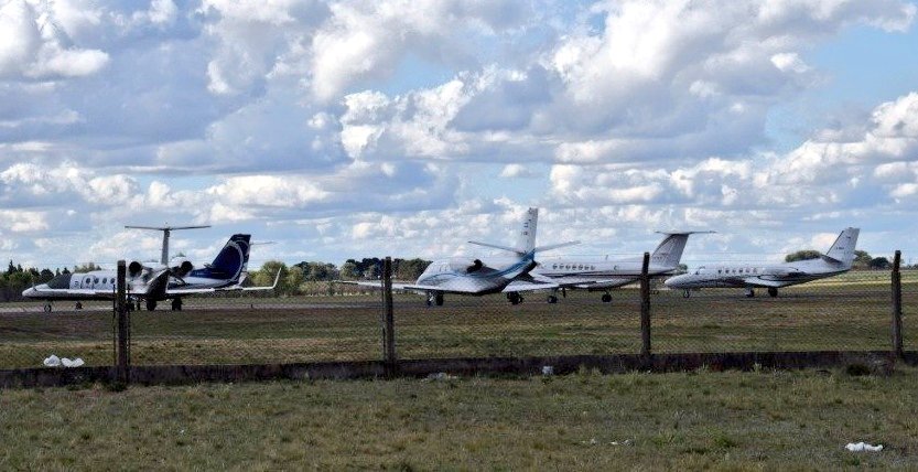 RadichetConv's tweet photo. mientras tanto la pampa se llena de aviones de los gobernadores peronistas que celebran la lealtad. https://t.co/sE959ZT7Y2
