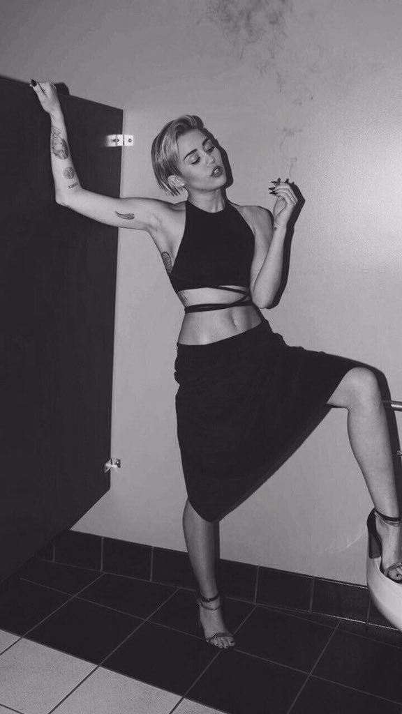 hottestpworld's tweet photo. Miley Cyrus https://t.co/jfIPW2NKaM
