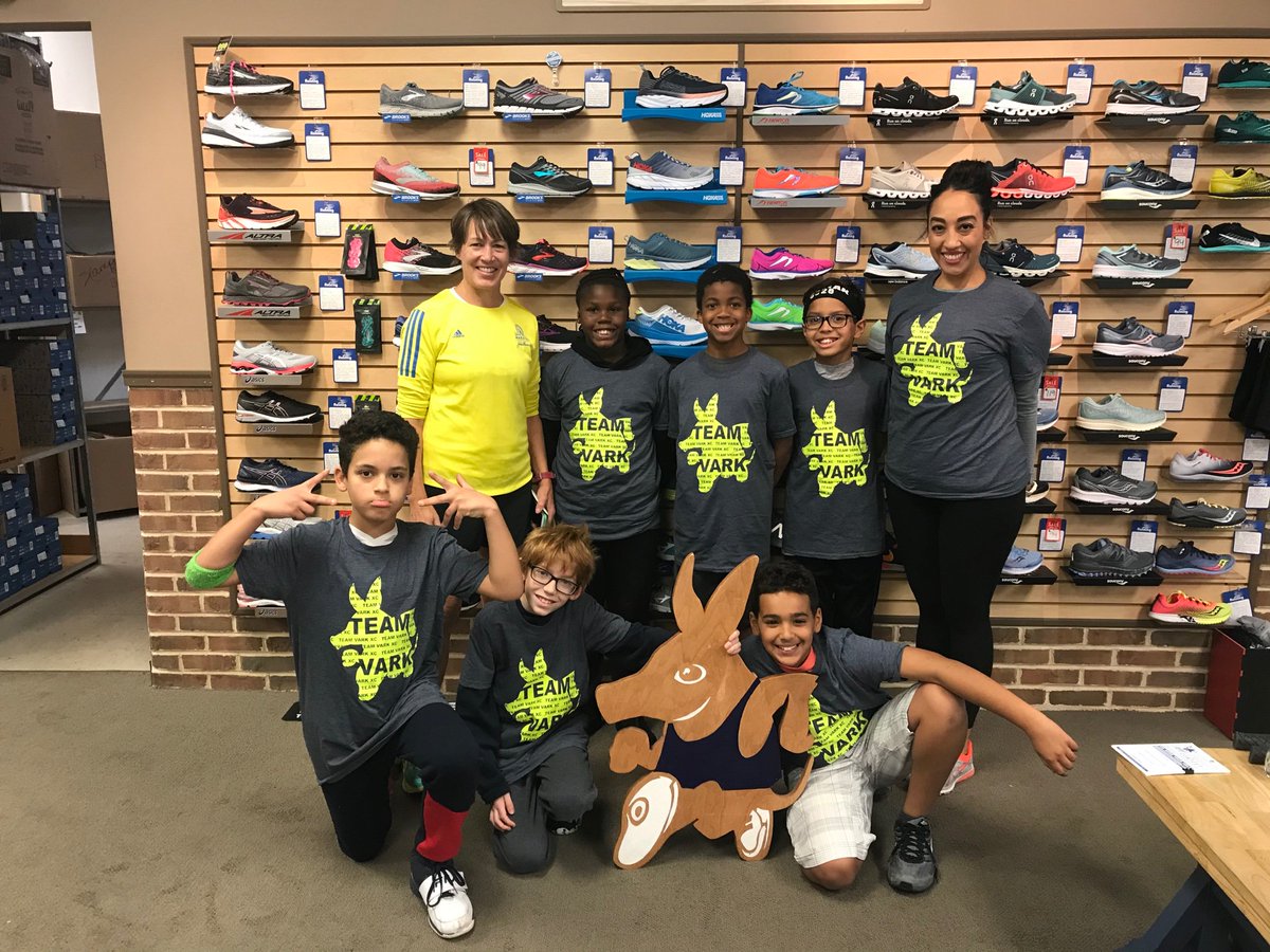 SraRodriguezPao's tweet photo. TJ running club had a blast running to Aardvark Sport Shop. 
Thank you for the shirts! @AARDVARKRUNNING @TJeffersonBASD @BethlehemAreaSD https://t.co/VoRXgQMfLL