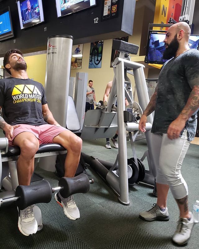 Overallteam's tweet image. Era para ser um post falando sobre ganho de força para esportes de luta, prevenção de lesões e bla bla bla...
Mas falar da calça do coach Rubens é melhor.

Quem quer uma calça dessa para treinar? Tá lindão velho

#overallteam