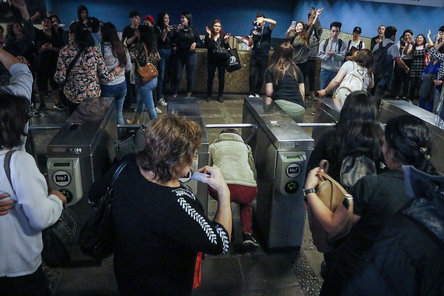 latercera's tweet photo. 📸 Evasión masiva en el Metro: las imágenes de la jornada https://t.co/oonr1WikBD https://t.co/fEEUDdWwqt