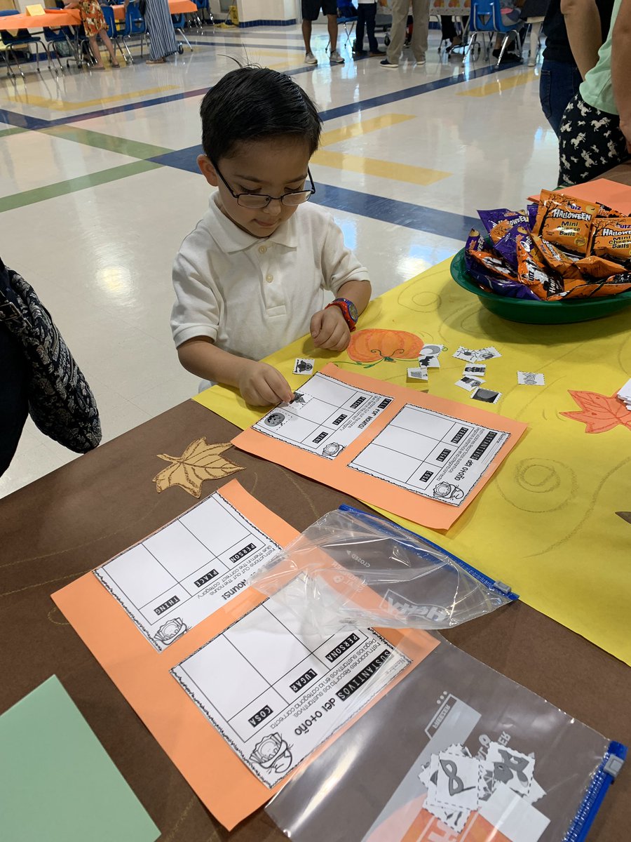 StaffordEISD's tweet photo. Come join us for our Fall Literacy Night! We are here until 7pm! #StaffordStrong #EISDLiteracyNight #FallIntoLiteracy https://t.co/8u2Z2rY26Z
