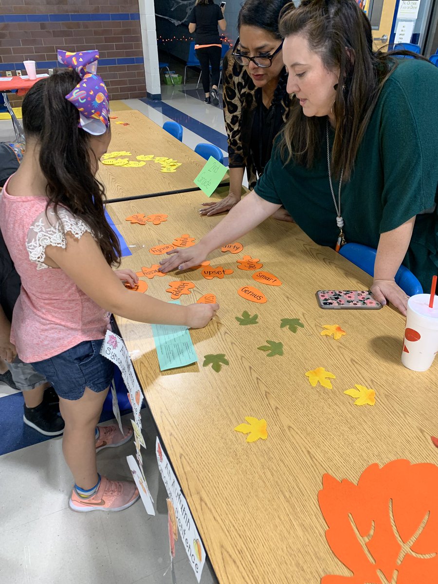 StaffordEISD's tweet photo. Come join us for our Fall Literacy Night! We are here until 7pm! #StaffordStrong #EISDLiteracyNight #FallIntoLiteracy https://t.co/8u2Z2rY26Z