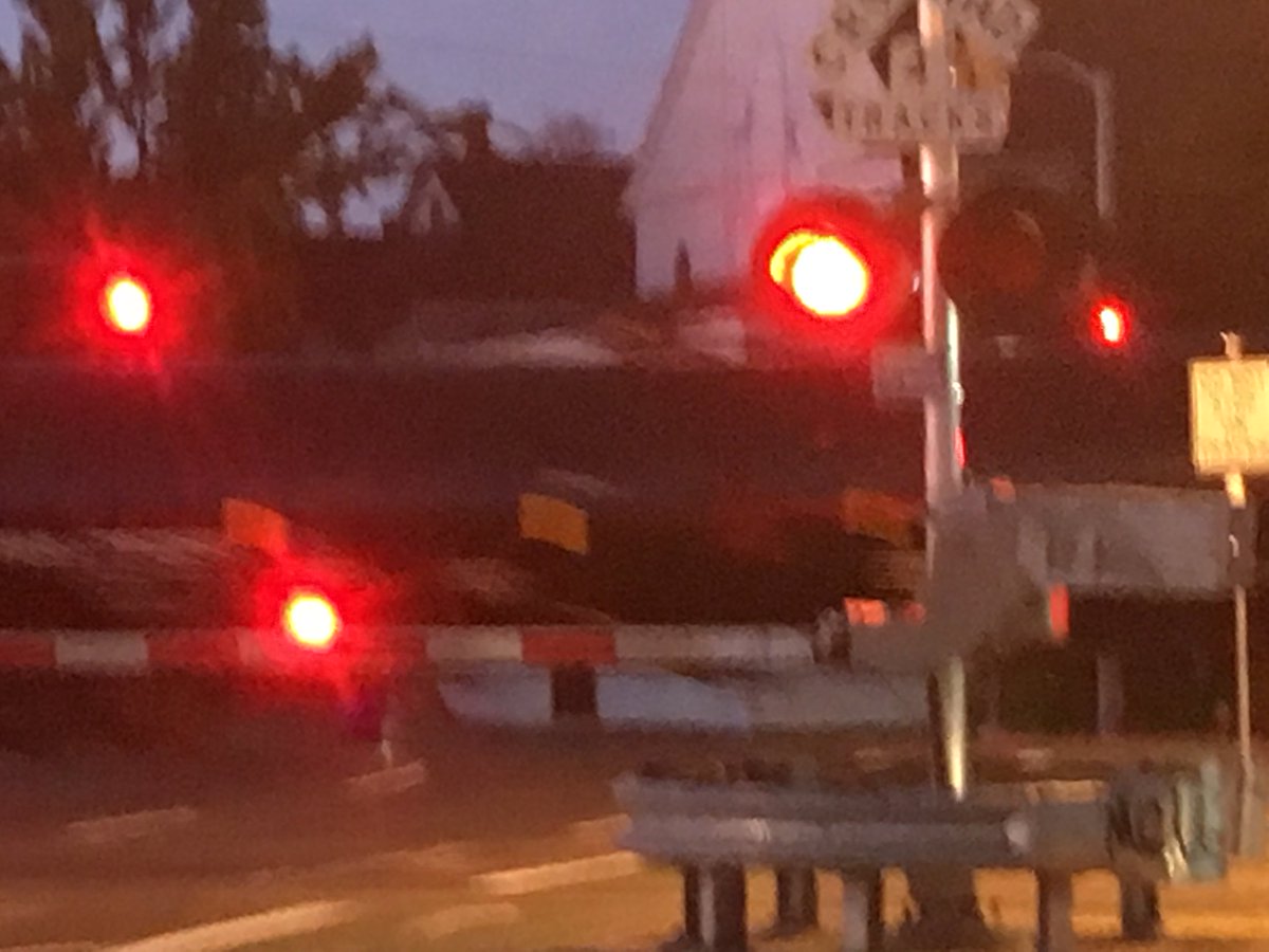 oiltrainwatchOR's tweet photo. Northbound moving train spotted at SE Portland, 12th at 8:45 pm on August 15th. https://t.co/I2dkz0DAy2