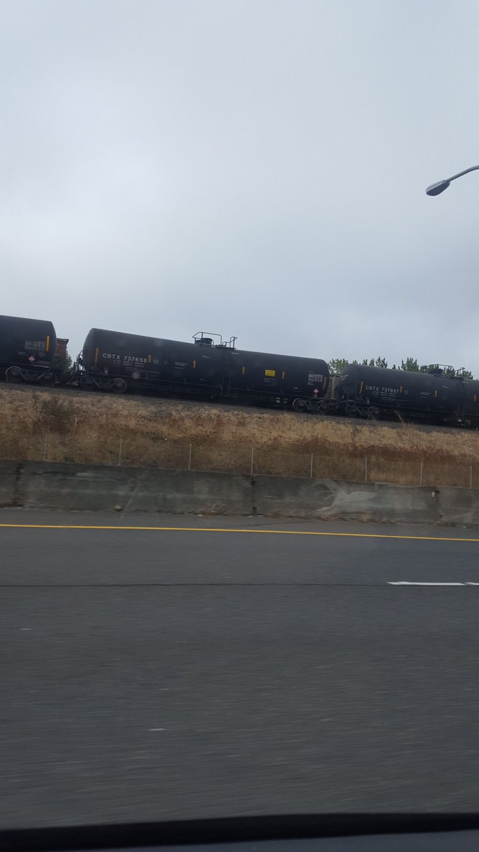 oiltrainwatchOR's tweet photo. Stationary train with placard number 1267 and engine number cbtx 737655 spotted in Vancouver, off of HWY 14 by downtown at 9:37 am on September 3rd. https://t.co/lZVGzuF6Tr