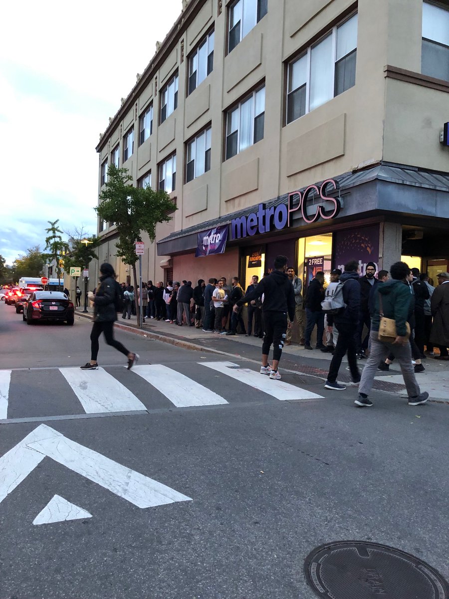 This is just the beginning of the DC appearance at the ⁦<a href="/MetroByTMobile/">Metro by T-Mobile</a>⁩ store in Cambridge!