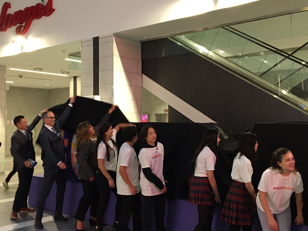 StanChoMPP's tweet photo. Happy to join RioCan REIT to celebrate the redevelopment of #Willowdale’s Yonge Sheppard Centre with #OurBlockParty. Live music, fun workshops and giveaways - and the unveiling of an amazing sign designed by the students from Cardinal Carter Catholic School! https://t.co/QtreyNcVEM
