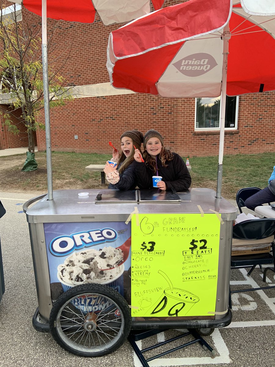BluffsviewPTA's tweet photo. Our 6th grade Bears working hard at Family Fun Night! #ProudtobeBears #ItsWorthIt @BluffsviewElem https://t.co/78Pl8Rrb45