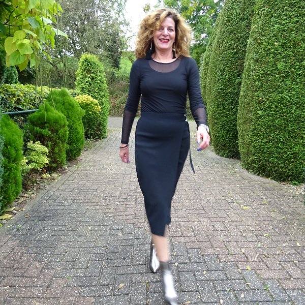 nancybaten1's tweet photo. You all know so well that I love black clothing. So a while ago, when I went to a fashion show with Celina, I couldn't resist taking this outfit with me. A translucent top and a pencil skirt made of Lenzing viscose.  #50plusstyle #50plusfashion #ageisjust https://t.co/rTsWiBltKC https://t.co/SaFU8a6LDV