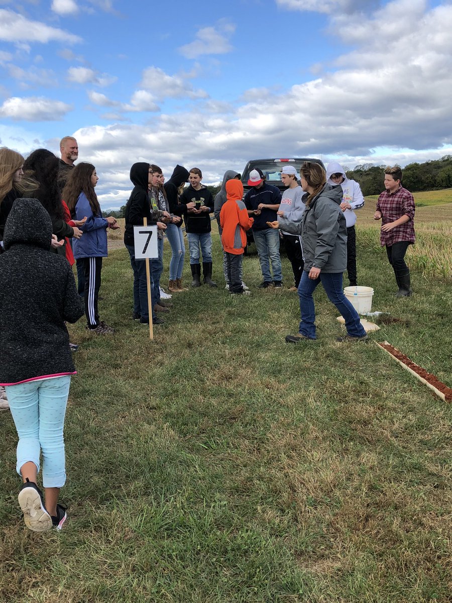 btmikel1018's tweet image. Great day at #MessicksFarm for @TaylorTwig 7th graders! 🐮
