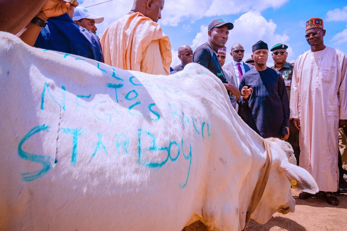 DeleMomodu's tweet photo. Vice President Yemi Osinbajo SAN visits a farm in Gaa’te, Nassarawa accompanied by The State Governor Alh. Abdullahi Sule started by a former Niger Delta Militant Reston Tedheke from 3 hectares two years ago to 3000 Hectares of crop and livestock production. Photos; Tolani Alli https://t.co/VtefVN2O3E