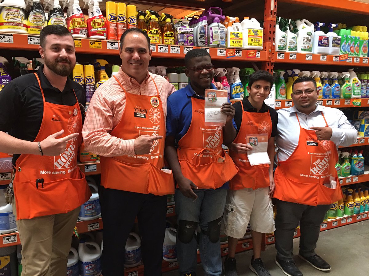 <a href="/YoankyH/">Yoanky Hernandez</a> <a href="/Ernesto68455727/">SEGUNDO</a> and @RobbiebuellHD recognizing 2 of our outstanding Ken’s Krew Associates Wanderlot and Jose for going above and beyond by driving OSA in the cleaning aisle everyday.  <a href="/DavidMongeTHD/">David Monge</a> <a href="/toddgordon51/">Todd Gordon</a> <a href="/j_morris84/">Jessica Morris</a>