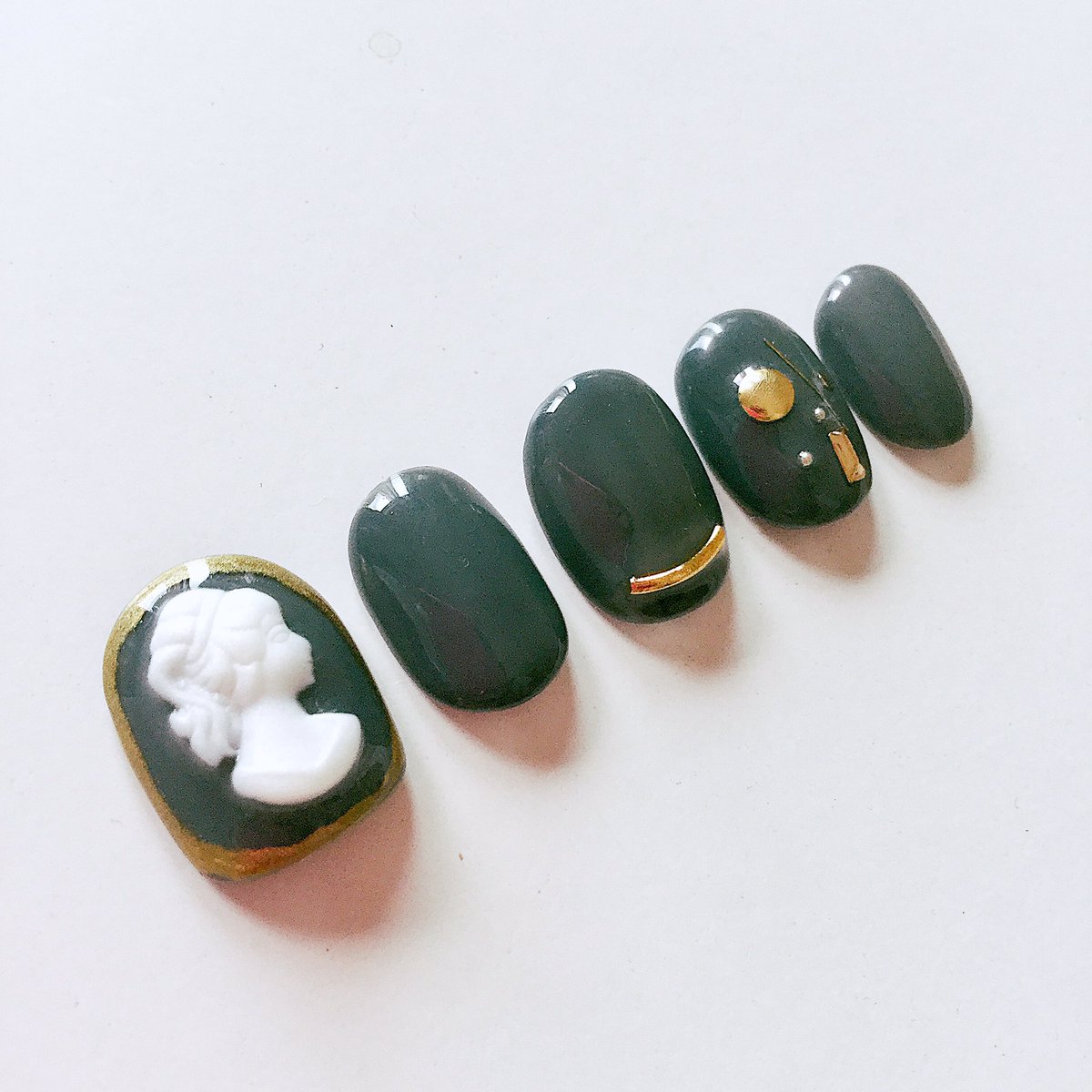 しろくまnail カメオのネイル アンティークと言うか クラシックな感じと言うか 少しレディな雰囲気も交えた カメオの ネイル作ってみました ダークグリーンの色味 気に入ってます カメオ カメオモールド ダークグリーン ネイル好きさんと