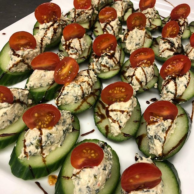 Spinach and Asiago cucumber coins. #canapes #cheoffeats #plantbased #truecooks #eventchef #whatwedo cheoffist.com/2019/10/17/spi…
