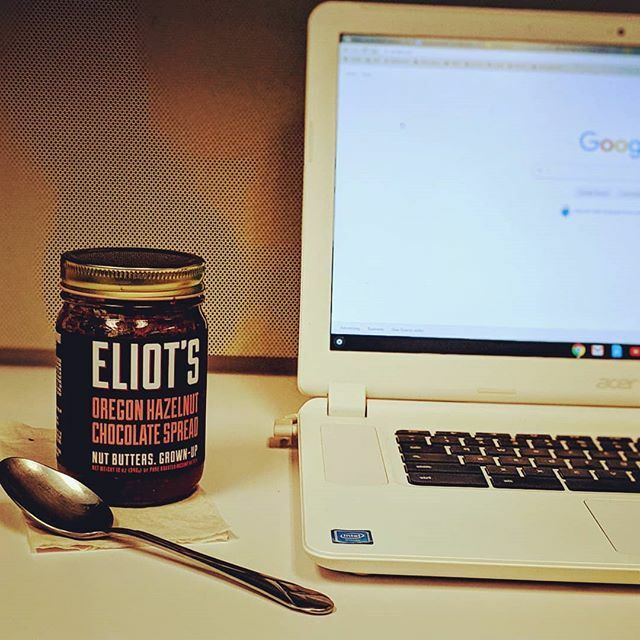 eliotsnutbutter's tweet photo. All you need to power through the rest of this Thursday:
1.) Oregon Hazelnut Chocolate Spread
2.) A spoon
🌰🍫🥄
.
.
.
.
.
.
.
.
.
.
#hazelnutbutter #hazelnut #worklifebalance #hazelnutchocolate #nutbutteraddict #VeganFoodie #VeganEats #Vegano #vegan https://t.co/Qxv7vbnGre https://t.co/gbkjVHJUEA