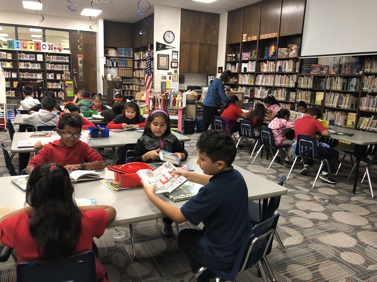 GladysSopo's tweet photo. My student’s favorite day of the week is Thursday! It is Library Day! ❤️#BookClubs ❤️#CheckOutDay #MoreReadingTime @Ethridge_Bobcat https://t.co/q6RnjIuAUp
