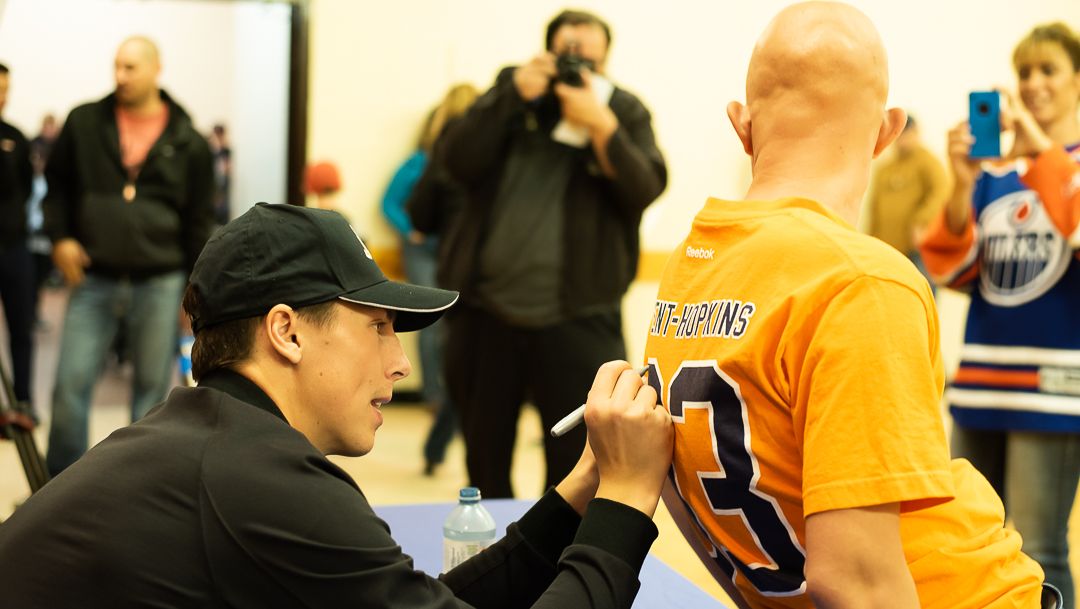 #Throwback – Congratulations Rich Valley, AB for being a 2019 #KraftHockeyville finalist! <a href="/RNH_93/">Ryan Nugent-Hopkins</a> of the <a href="/EdmontonOilers/">Edmonton Oilers</a> was there to present the community with a $25,000 cheque and <a href="/NHLPA/">NHLPA</a> Goals &amp; Dreams awarded the community with $10,00 worth of new hockey gear! #LetsRally <a href="/NHL/">NHL</a>
