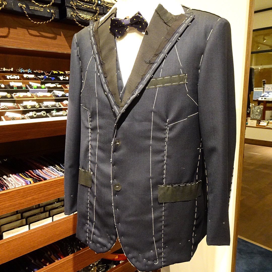 noma56's tweet image. 英国・ハリソンズ PREMIER CRUコレクション、wool &amp;amp; cashmere素材 先染めインクネイビー無地 スリーピーススーツ仮縫いです。

#harrisonsofedinburgh #premiercru #bespoketailoring #bespokesuit #threepiecesuit #basting 
#ks