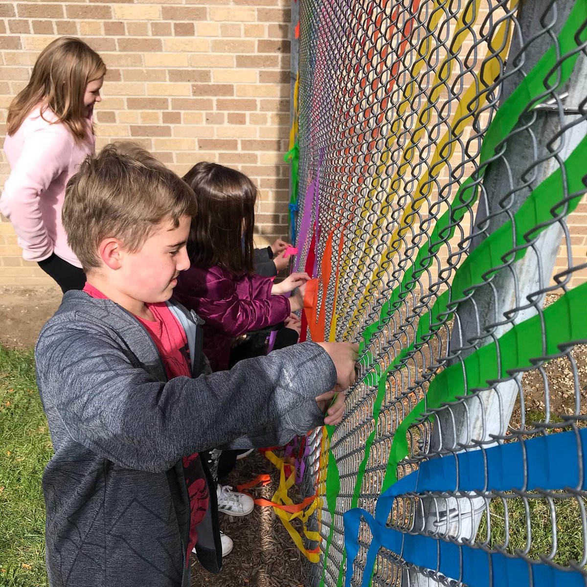 AndersonMcGrath's tweet photo. Some of the helpers working on our community art project to beautify the McGrath courtyard fence 🌈 @gbcsbobcats #lessbarbedwire #morerainbows https://t.co/O45yJn6y7e