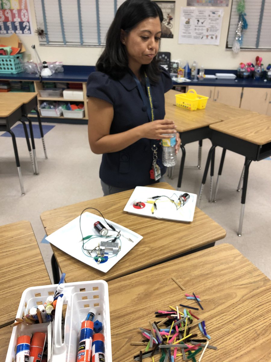 PrincipalCrosby's tweet photo. Enjoying the community support at Curriculum Night @sunsetlakeselem #ParentEngagement https://t.co/7fxXVnH3HI