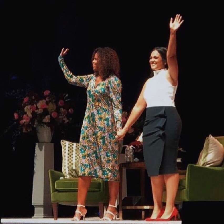 BasicBlkDesigns's tweet image. #MichelleObamaInOttawa 
#SetStyling #SetDecor #StageDesign #StageDecor
We went with a little different color scheme this time and with Mrs Obama’s approval instead of the standard cream chairs we opted for these emerald green velvet chairs 😍
Thank you to my suppliers