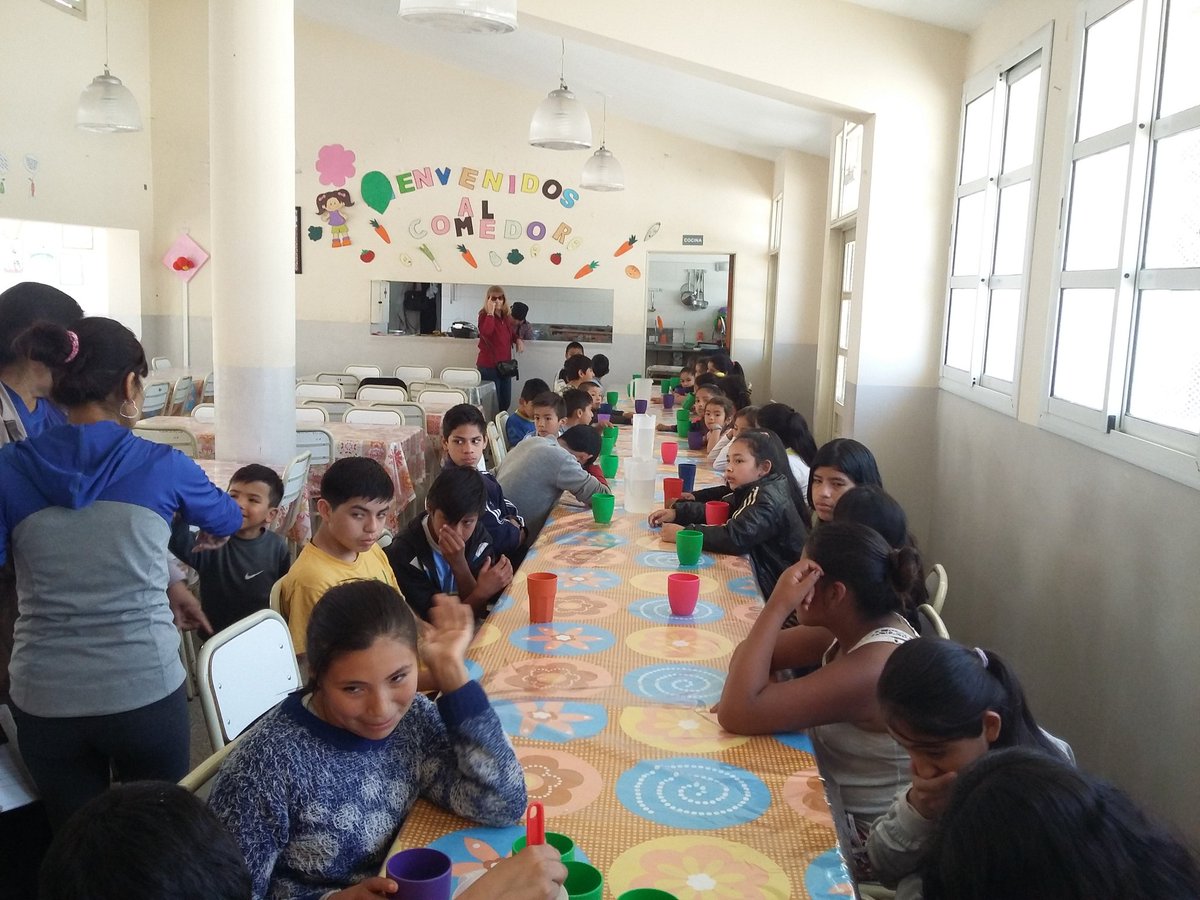 giseraven's tweet photo. Dando el almuerzo en la Esc. Albarracin @fguillesaavedra @patriciapinasco @rubem_dario29 @artydance23 @stellmar02 https://t.co/GgISpwIVSC