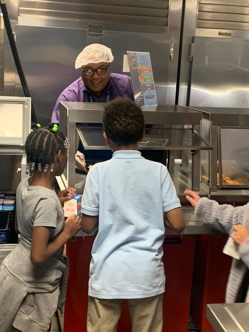 PrincipalThom's tweet image. @DrNHenderson @erichollinhead   #Adminchallenge  Principal Vs. AP of who could serve students the quickest! 
 This was a blast as we supported Nutrition Week!