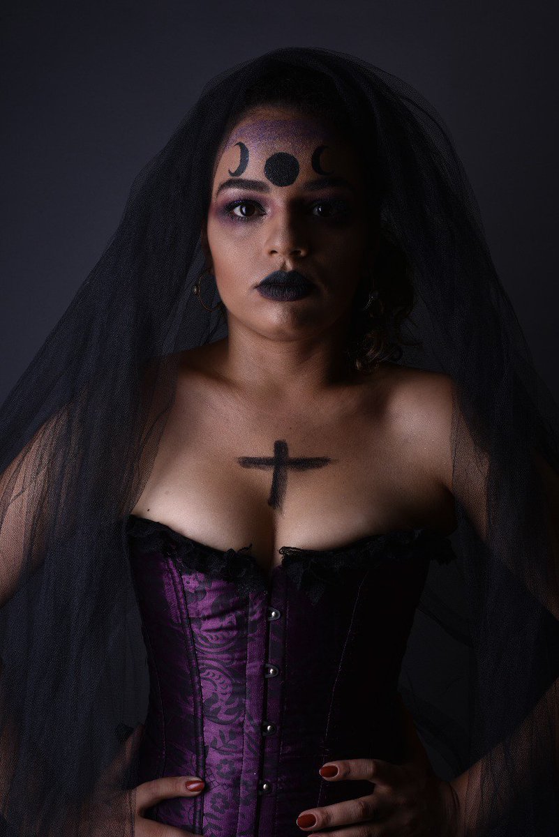 Prilfernandez's tweet image. Se eu que moro nesse corpo não o conheço tão bem, quanto mais você que corre a distâncias e tenta desvendar-me com medo...
#witch #witchtober2019 #elementalwitch #Halloween #halloween2019