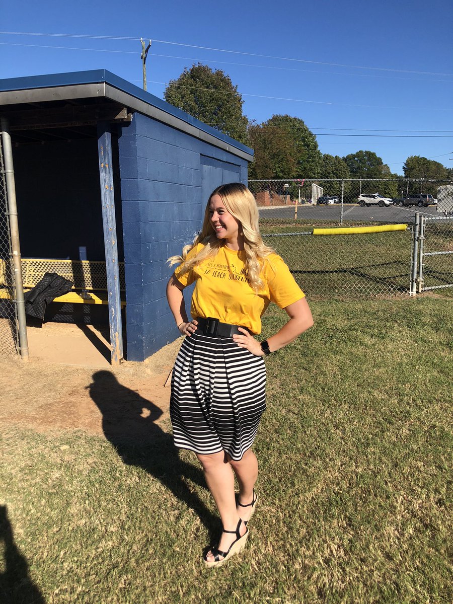 MsCastle2017's tweet image. It’s a beautiful day to save liv...I mean teach students ☺️🍎🚑 #greysanatomy #teacherfit #bffmatchingshirts