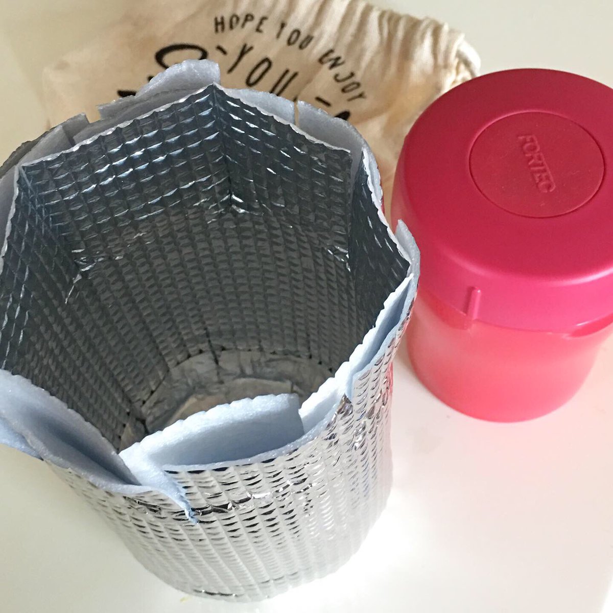 いなばまこと A Twitter スープジャーの保温容器を自作してみた アルミシートを2枚貼りにし 内側はアルミテープで 折り込んで 袋をギュッと絞れば完成 全部100均の素材だけど 笑 保温容器 保温バッグ スープジャー