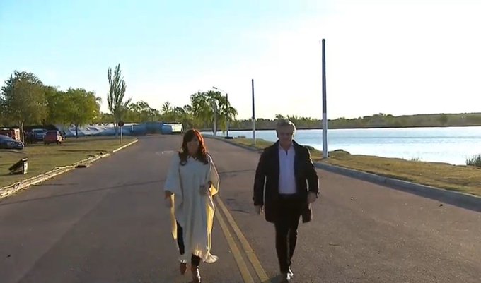 - Te dije que que te fijaras si tenía agua el radiador
- Bueno me olvidé, ya está.