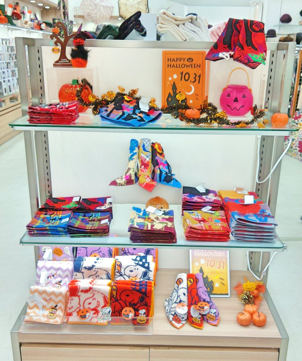 小田急百貨店ふじさわ 公式 今月末は ハロウィン お菓子と一緒にハンカチの はいかがですか 1階服飾雑貨 ハンカチ 売場では 限定のハロウィン柄を取り揃えております こわかわ なオバケやガイコツ柄など どれも 数量限定 です お早めに