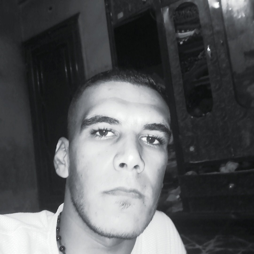 fars_alhorane's tweet photo. يا من تعاتب مذبوح علي دمه💔 https://t.co/jOGj9BfRX9