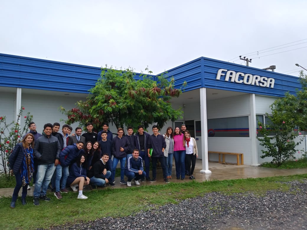 CAMSFE1's tweet photo. Hoy acompañamos a estudiantes de la EESTPPI 8122 Nuestra Señora de LOURDES, junto a la Profesora Gisela Tesari.
Visitamos las plantas de @facorsaok y #PbLeinerArgentina.

Gracias a nuestras empresas locales por sumarse a las Jornadas Fábricas a Puertas Abiertas.
@ADIMRAjoven https://t.co/xGJ67lkhNE