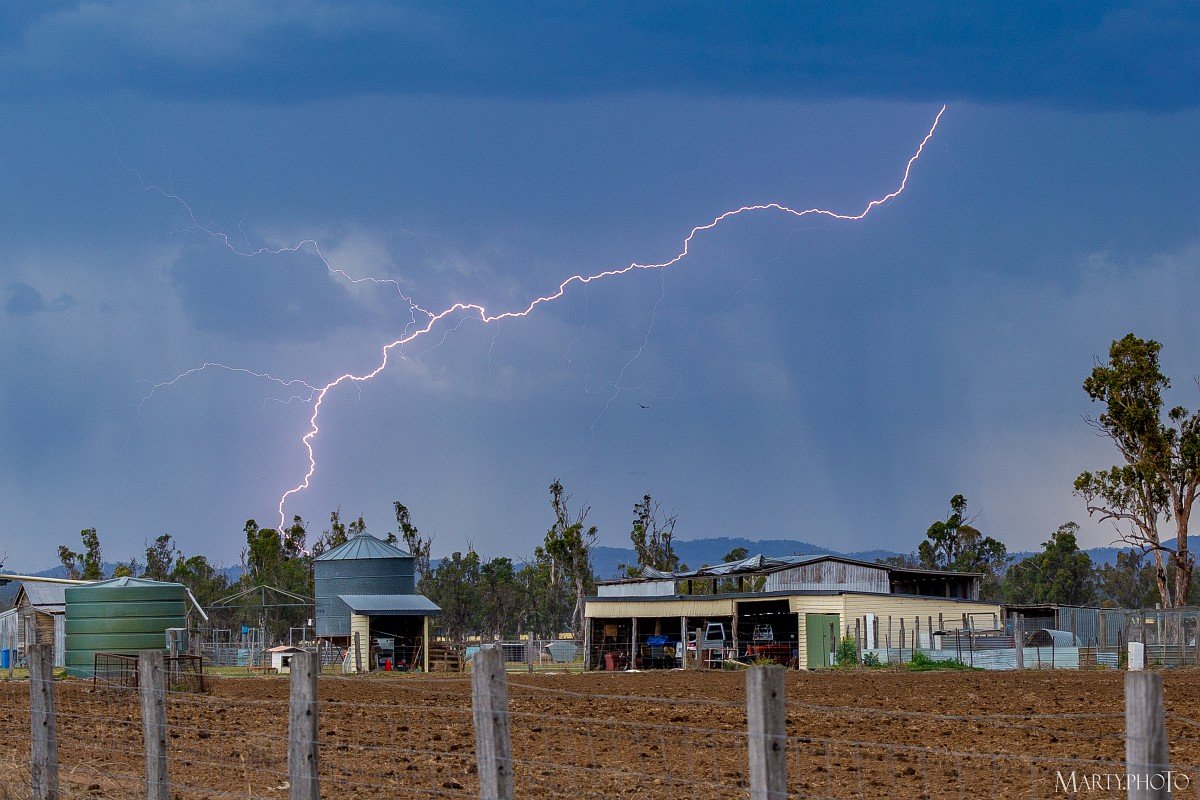 Photos from yesterday's gusty, dusty and lightning active storms! marty.photo/severeweather/…