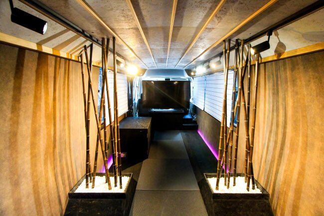 r_tooyama's tweet image. 【インバウンド関連で国内初の認定】

"BUSHOUSE"

マイクロバスを改造した、
「動くシェアリングスペース」

宿泊や女子会など様々なニーズに応え、 災害時などスポットで発生するニーズにも柔軟に対応

全国の遊休地を可動産で繋ぐ、新しい空間の活用方法

これは新しい。。😳✨

#DADA 
#bushouse