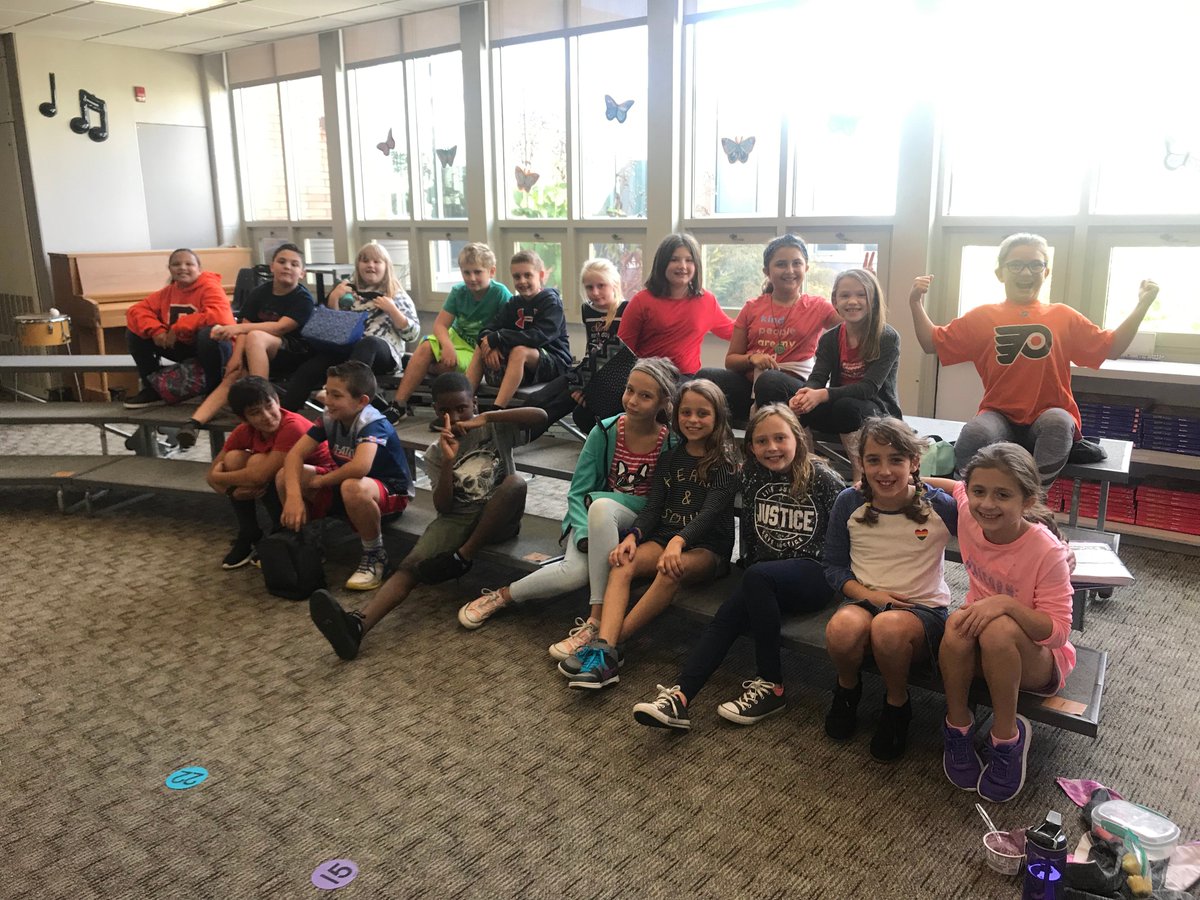 E Roosevelt Elem students have a new music teacher, Ms. Dalbenzio.  She is getting to know them better by hosting "Dine with Ms. D" during the month of October.  Students bring their lunches to the music room to discuss music and learn about each other while having a great time!