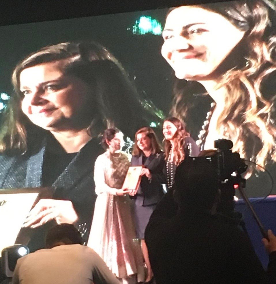 mofloresb's tweet photo. Un honor haber sido reconocida por el Women Economic Forum como Mujer de la Década en #Innovación y #Liderazgo. Gracias @MichFerrariB por tu contribución al desarrollo de las mujeres en #México #WEFmx https://t.co/32eIJqUlfw