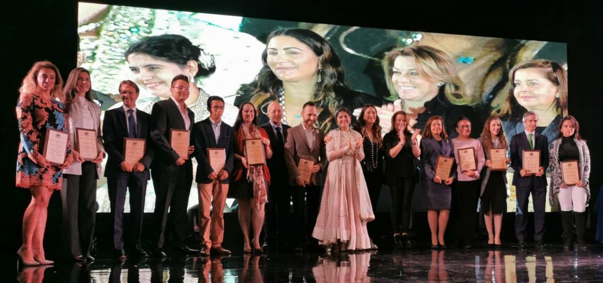mofloresb's tweet photo. Un honor haber sido reconocida por el Women Economic Forum como Mujer de la Década en #Innovación y #Liderazgo. Gracias @MichFerrariB por tu contribución al desarrollo de las mujeres en #México #WEFmx https://t.co/32eIJqUlfw