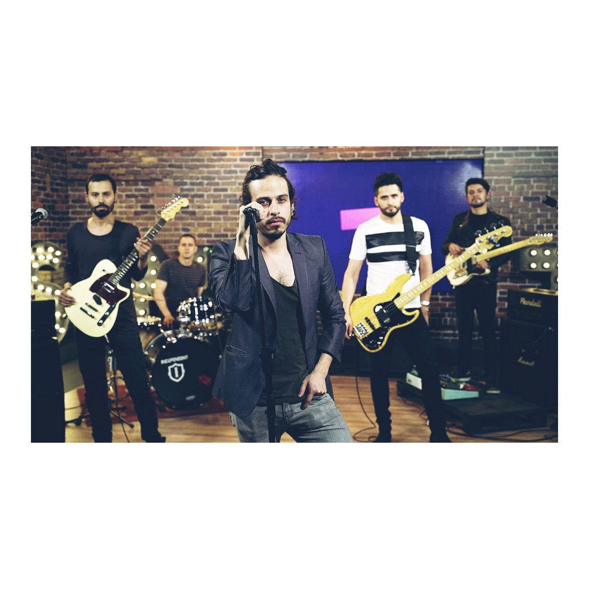 Se viene una sorpresa con <a href="/CanalTreceCO/">Canal Trece</a> y #resonantes pronto pronto...  que canciones mandamos en vivo?