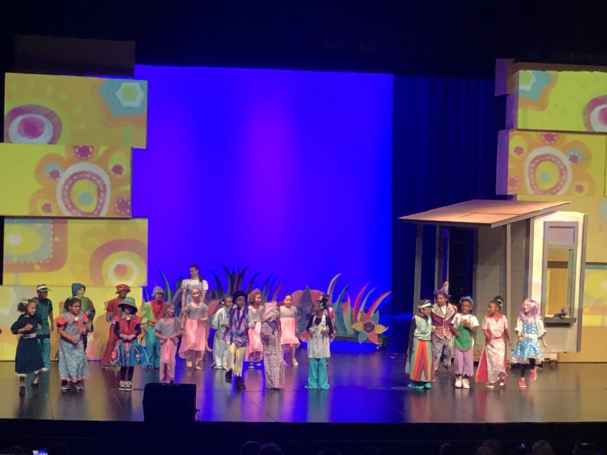 RSDlearning's tweet image. Ritenour High School’s opening night of the Wizard of Oz!  There’s no place like Ritenour, There’s no place like Ritenour, There’s no place like Ritenour......